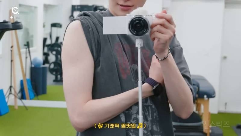 본인 팔을 가래떡이라고 하는 아이돌 | 인스티즈