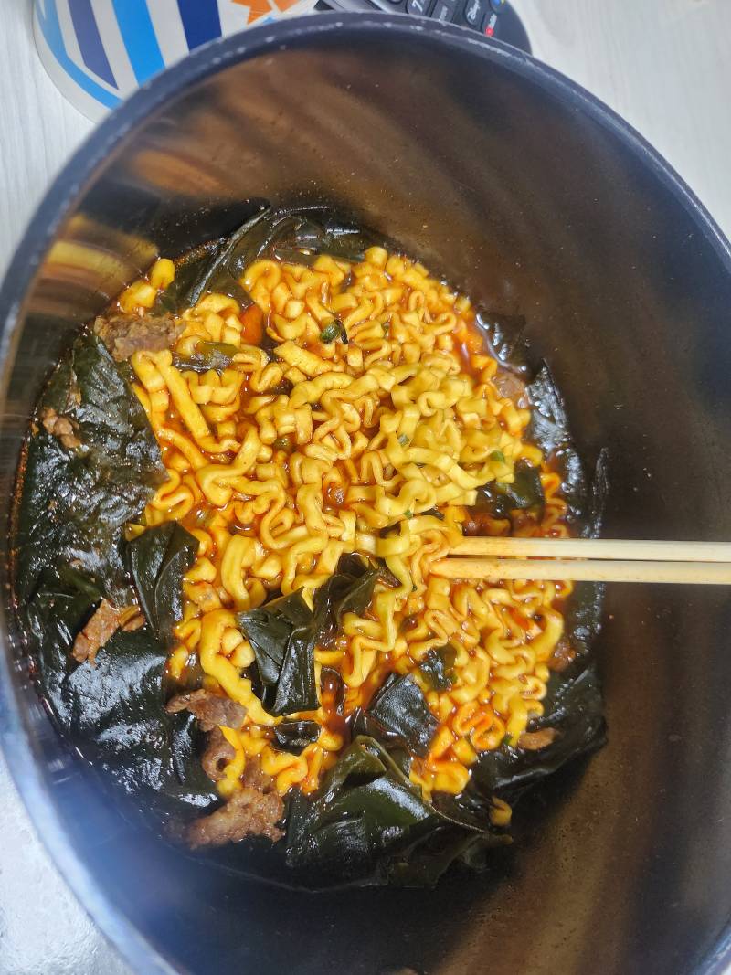 [잡담] 아침부터 불닭사와서 미역탕면 끓여써 | 인스티즈