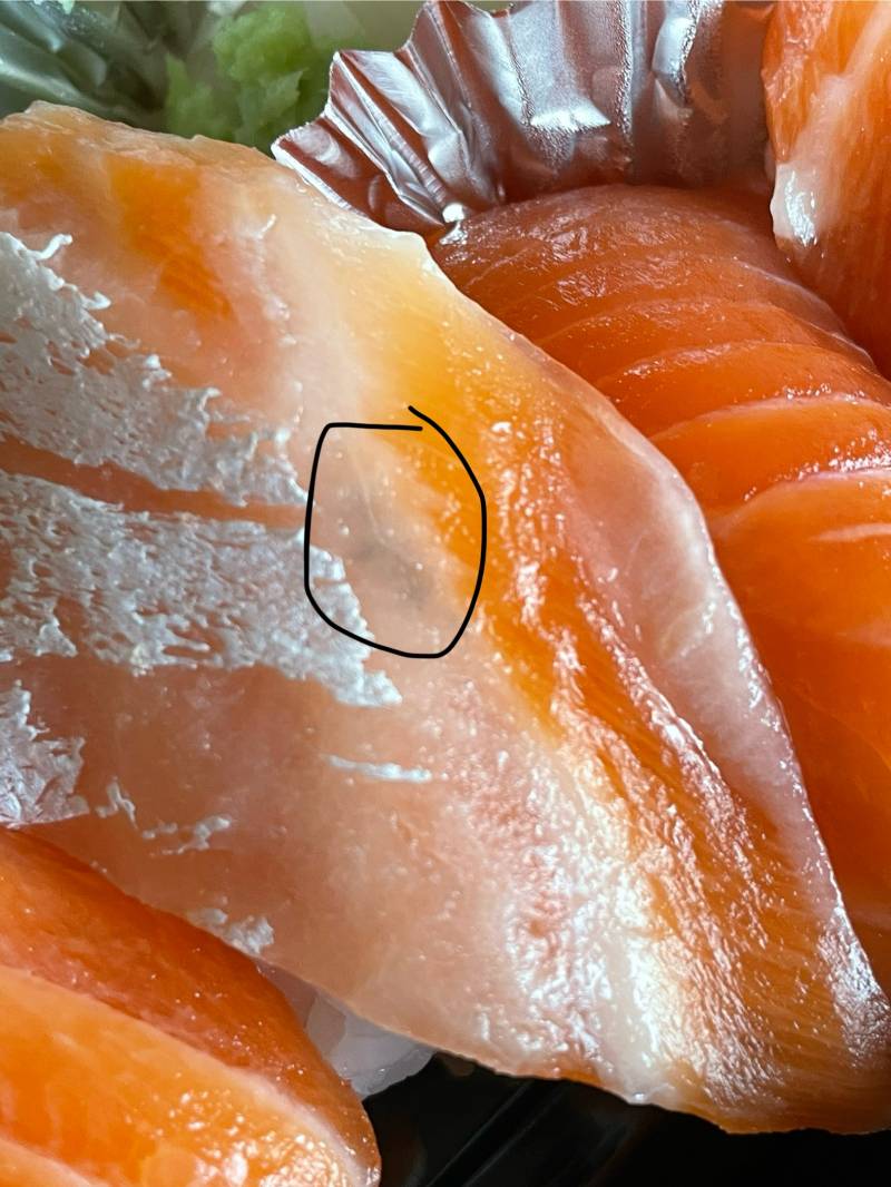 [잡담] 연어초밥 시켰는데 까만거 뭐야..? | 인스티즈