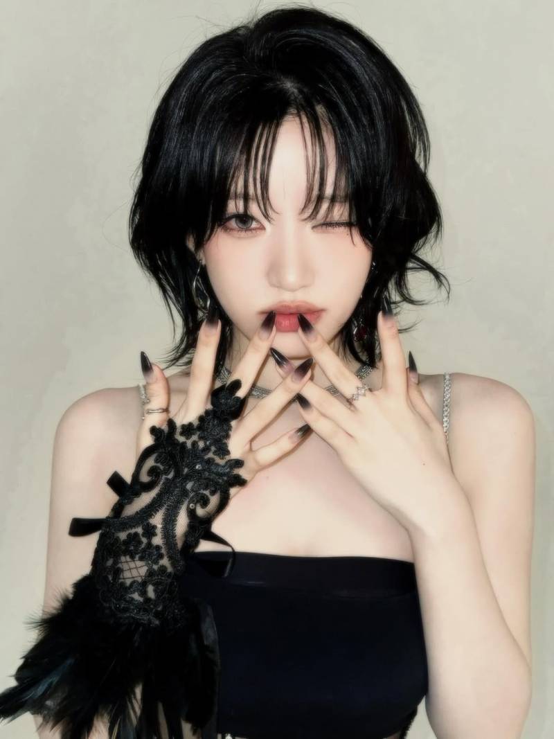 요즘 중단발 허쉬컷으로 리즈 찍고 있는 듯한 여돌 | 인스티즈