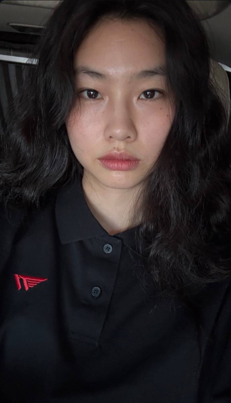 [잡담] ㅈㅎㅇ님 인스스에 티원 셔츠 입은 셀카 올려주심 | 인스티즈