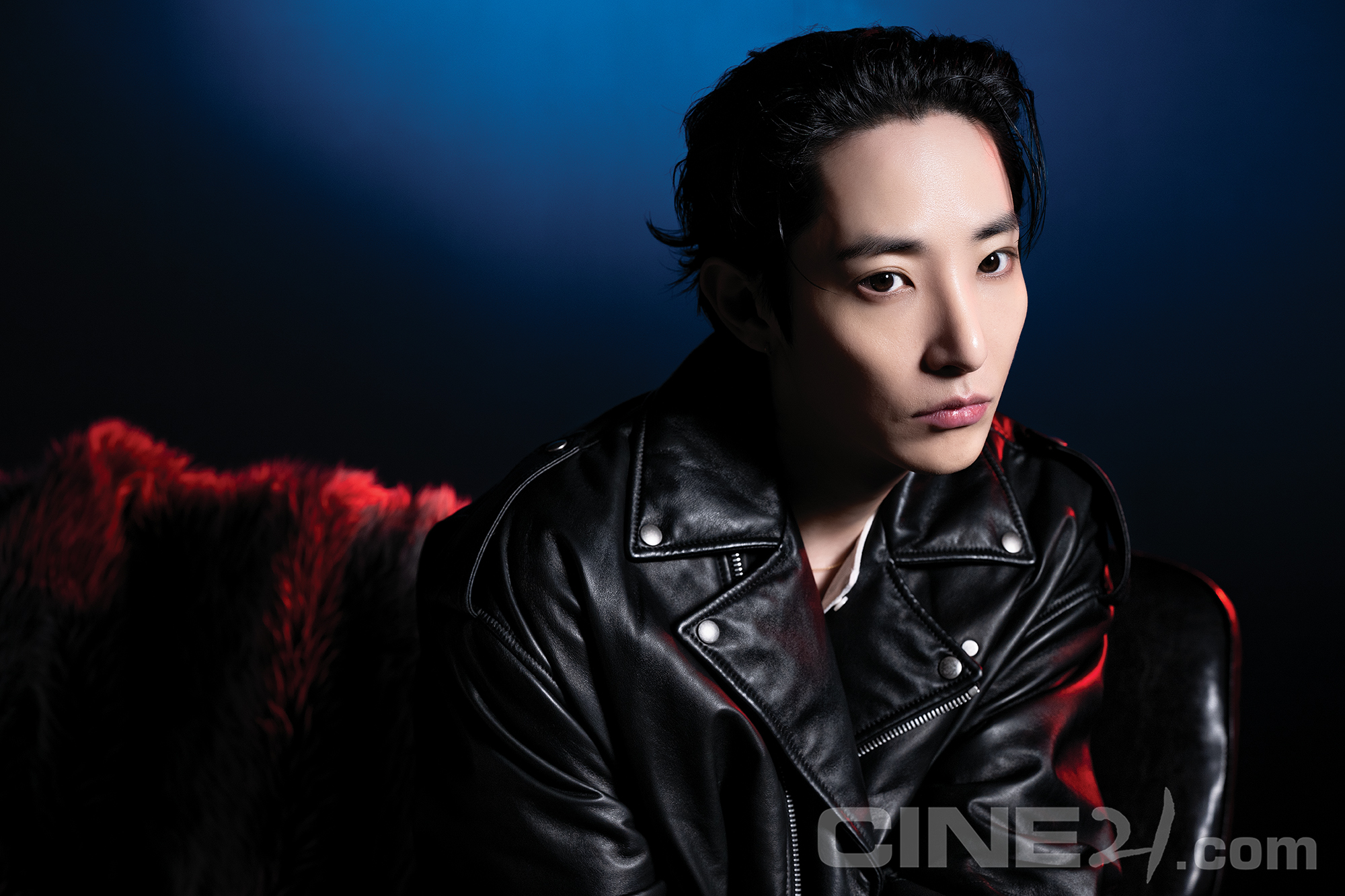 [정보/소식] 씨네21 [인터뷰] 어떤 주저함도 없이, <시스터> 배우 이수혁 | 인스티즈