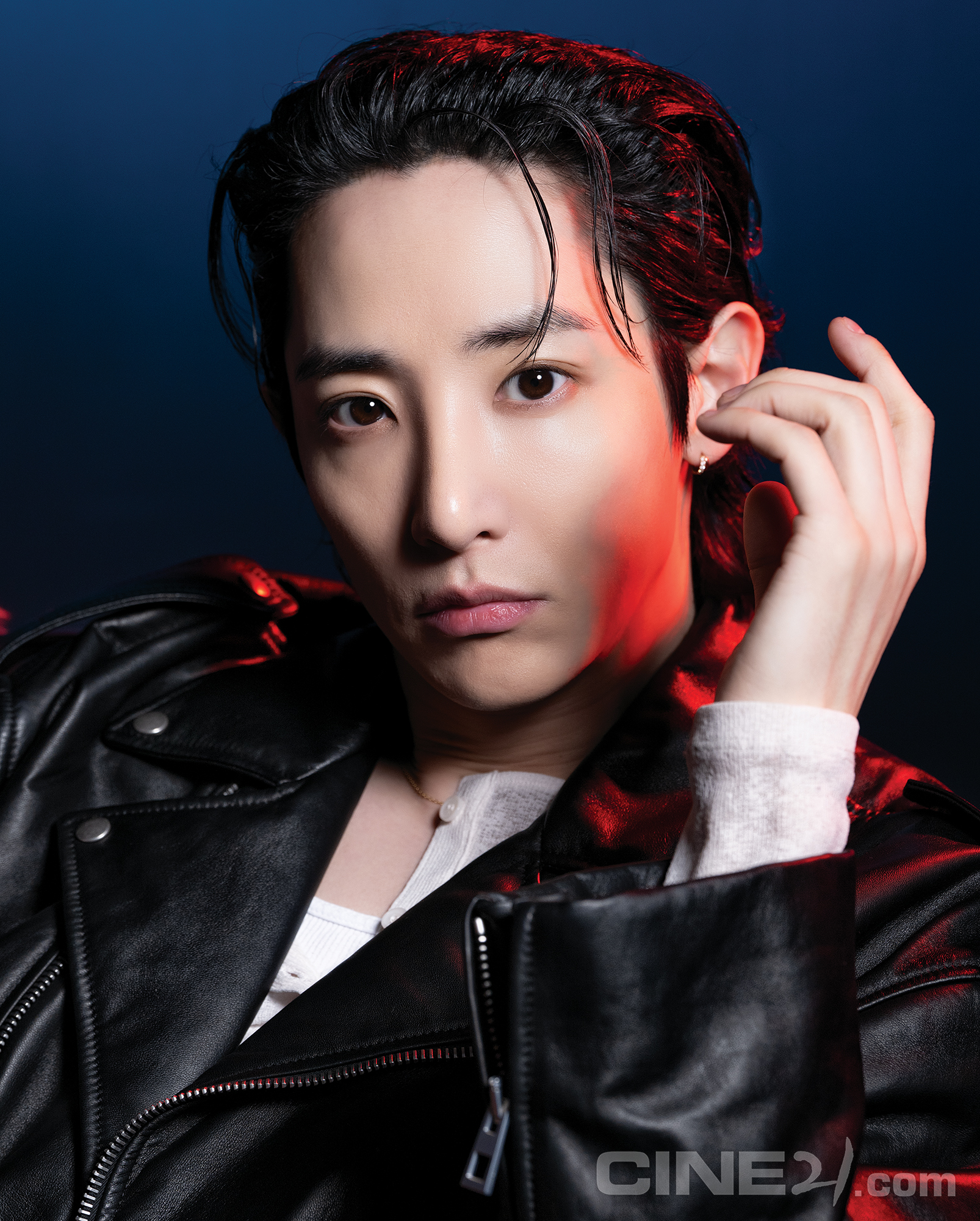 [정보/소식] 씨네21 [인터뷰] 어떤 주저함도 없이, <시스터> 배우 이수혁 | 인스티즈