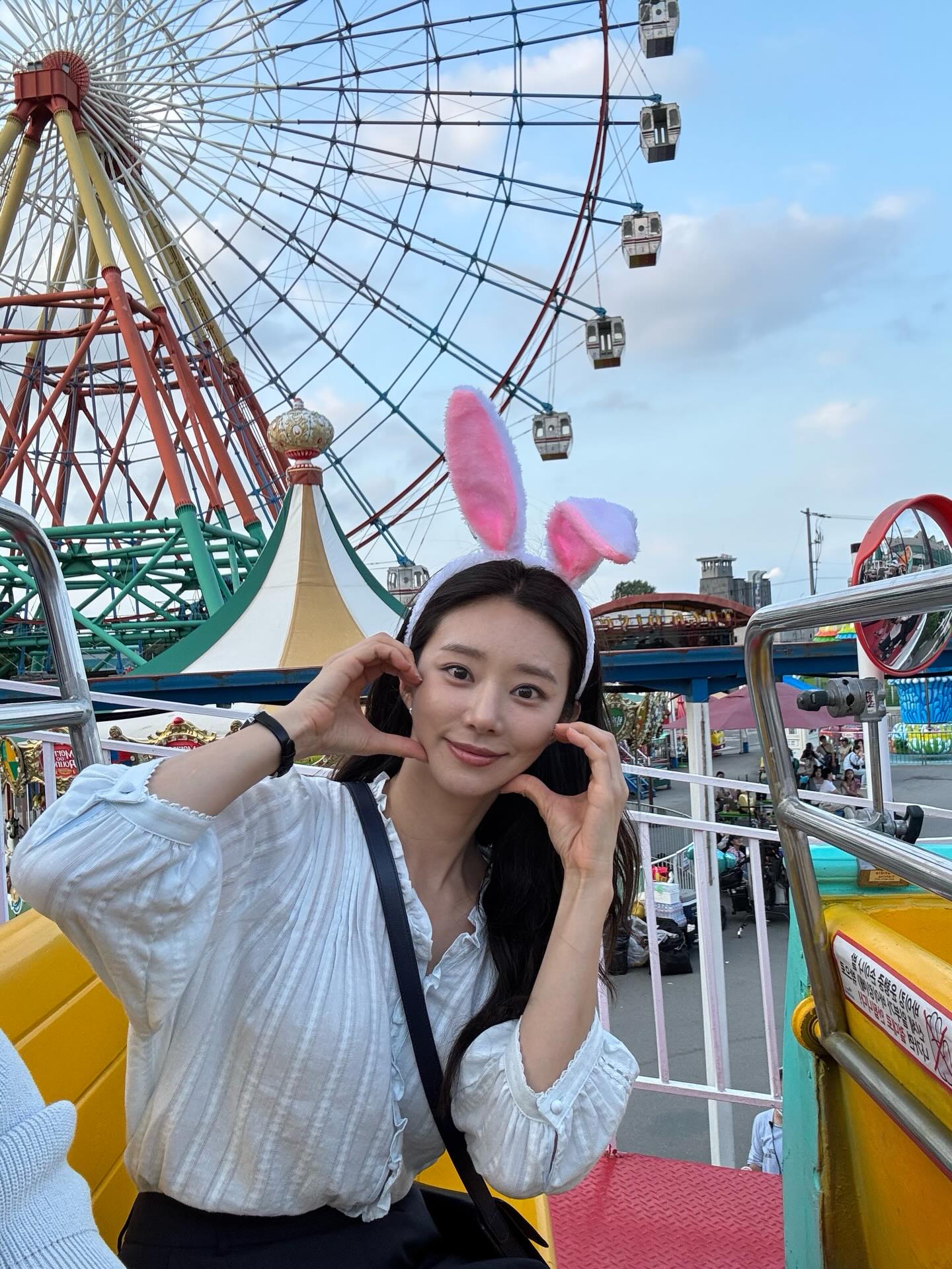 [잡담] 스프링피버) 안보현 이주빈 놀이동산 데이트 사진 찐 커플같다 🙃 | 인스티즈