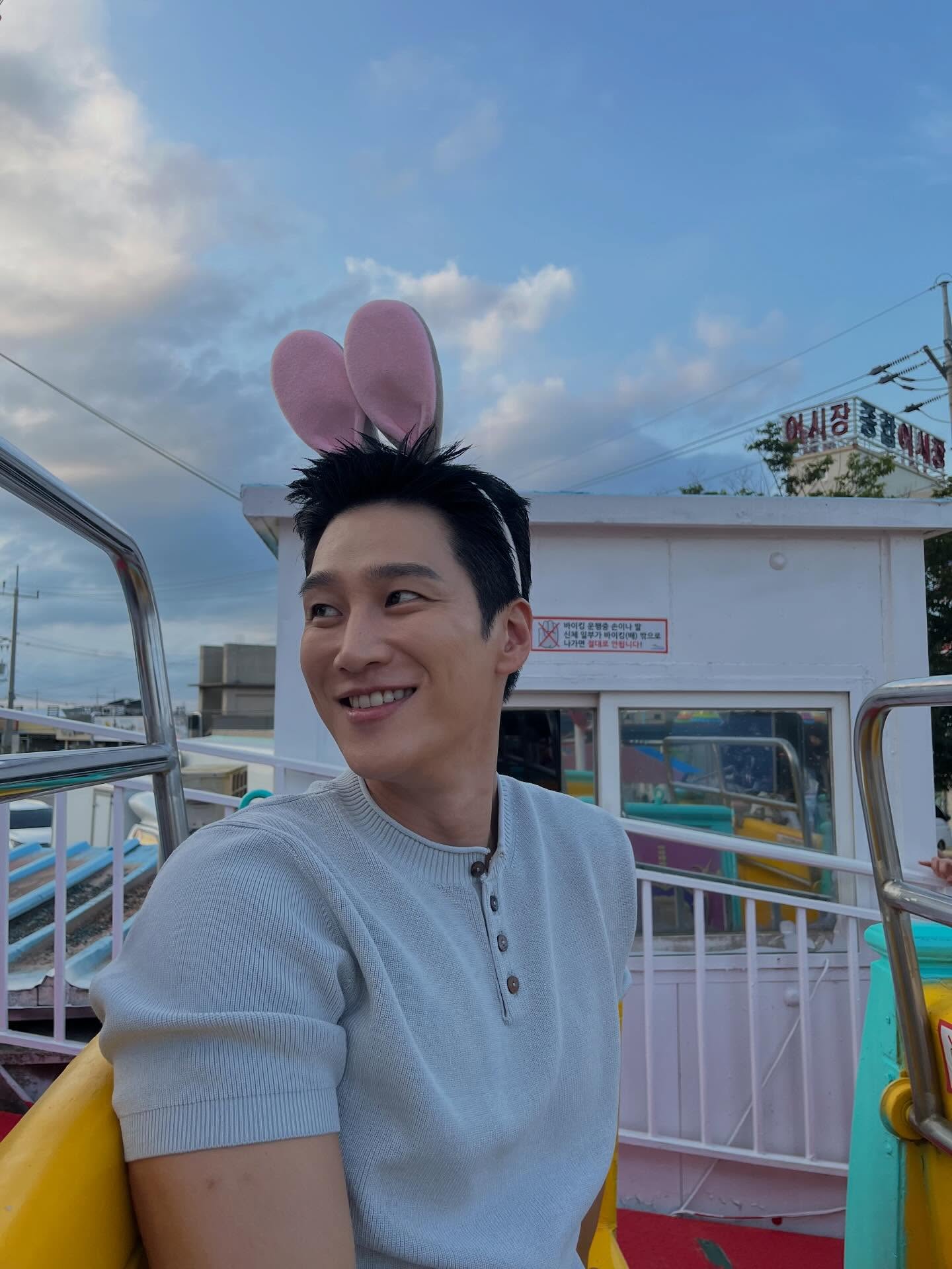 [잡담] 스프링피버) 안보현 이주빈 놀이동산 데이트 사진 찐 커플같다 🙃 | 인스티즈