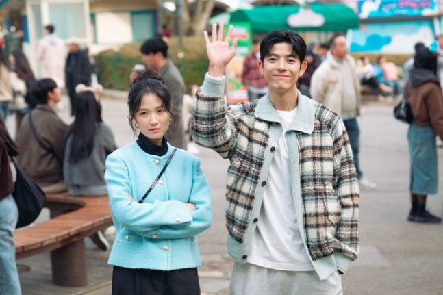 [정보/소식] 오인간) 못마땅 김혜윤 VS 흐뭇 로몬, 극과 극 온도차 포착(오늘부터) | 인스티즈