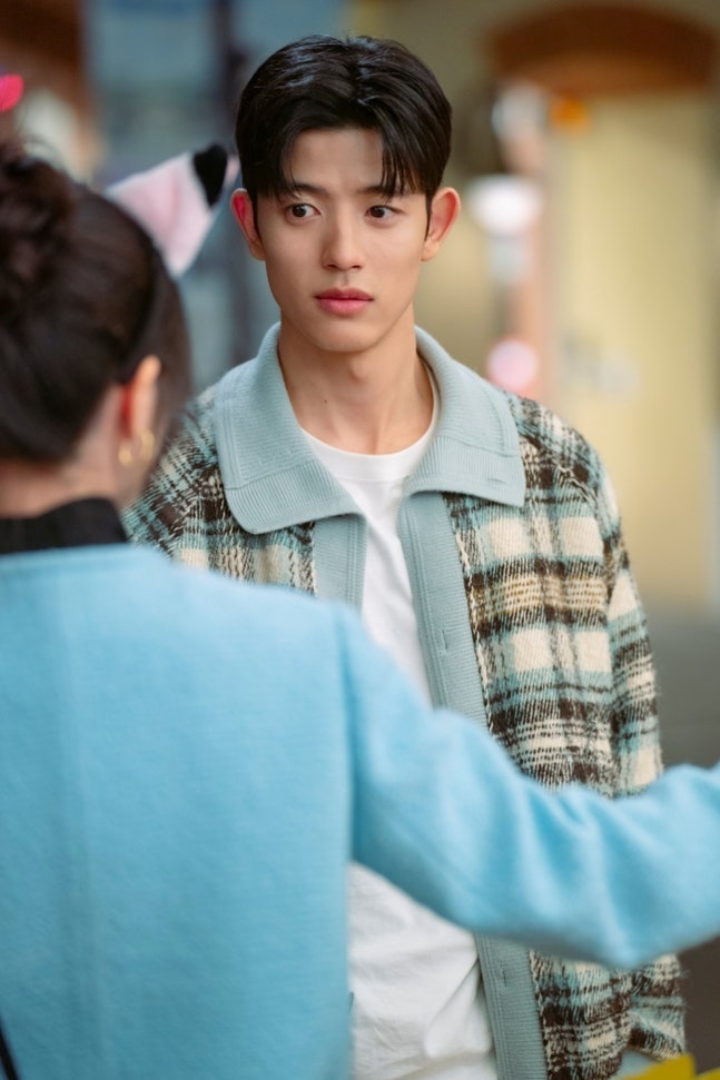 [정보/소식] 오인간) 못마땅 김혜윤 VS 흐뭇 로몬, 극과 극 온도차 포착(오늘부터) | 인스티즈