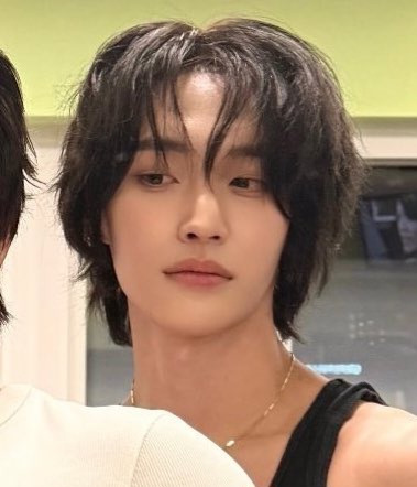 [잡담] 와 근데 원빈 일상 사진에서 흑장발 보니까 더 설렌댜.. | 인스티즈