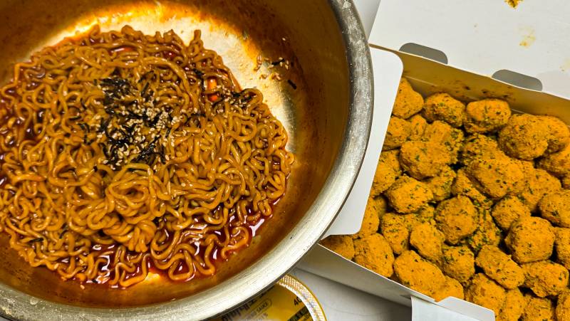 [잡담] 불닭과 뿌링빅콜팝이 개맛있다는 사실 | 인스티즈