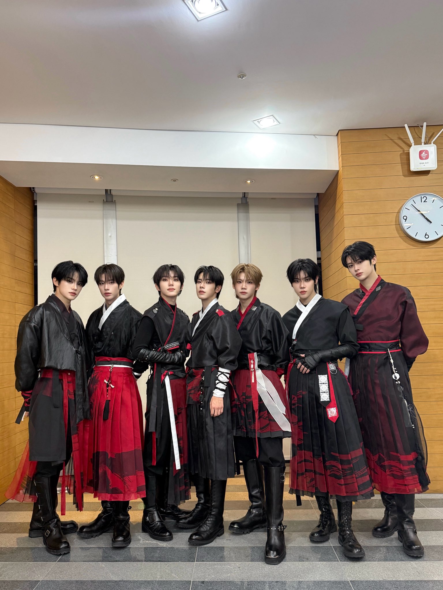 [잡담] 일본 중국 멤버들도 그냥 맘먹으면 한복 입고 절하던데 | 인스티즈
