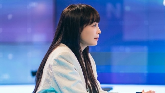 [정보/소식] 아너) 변호사 된 이나영. 화이트 수트 빼입고 생방송 뉴스 출격(아너) | 인스티즈