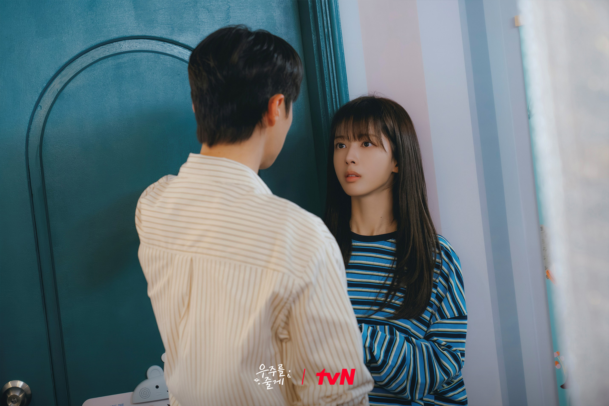 [잡담] 우주를줄게) <우주를 줄게> 첫 방송 D-1💕두근두근 아슬아슬 한집살이🏠사돈 남녀 거리 제로 밀착 벽치기 포착😳 | 인스티즈