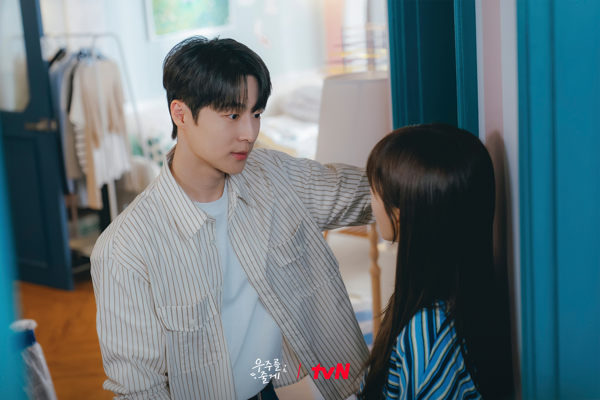 [잡담] 우주를줄게) <우주를 줄게> 첫 방송 D-1💕두근두근 아슬아슬 한집살이🏠사돈 남녀 거리 제로 밀착 벽치기 포착😳 | 인스티즈