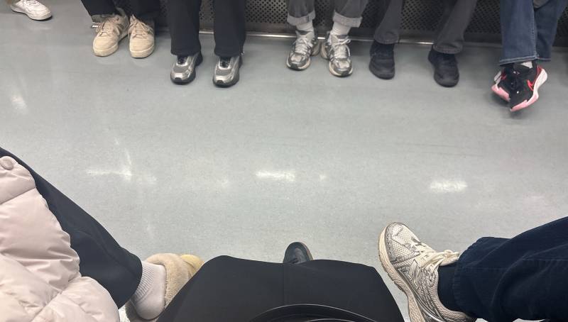 [잡담] 지하철 양옆에서 내쪽으로 다리꼬음 | 인스티즈