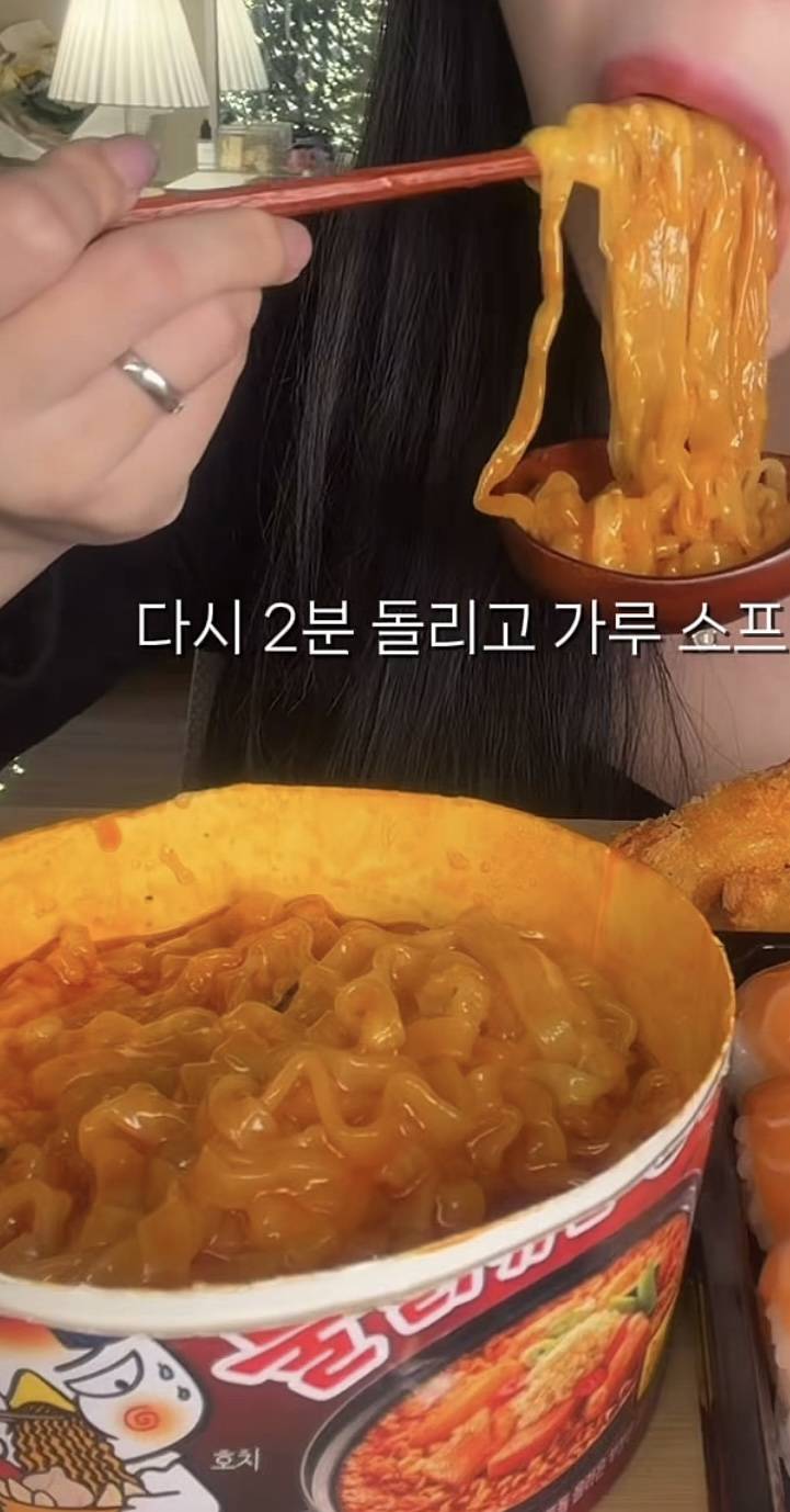 [잡담] 불닭볶음면 컵라면 검은색 상품 . 면 종류가 2가지야?? | 인스티즈