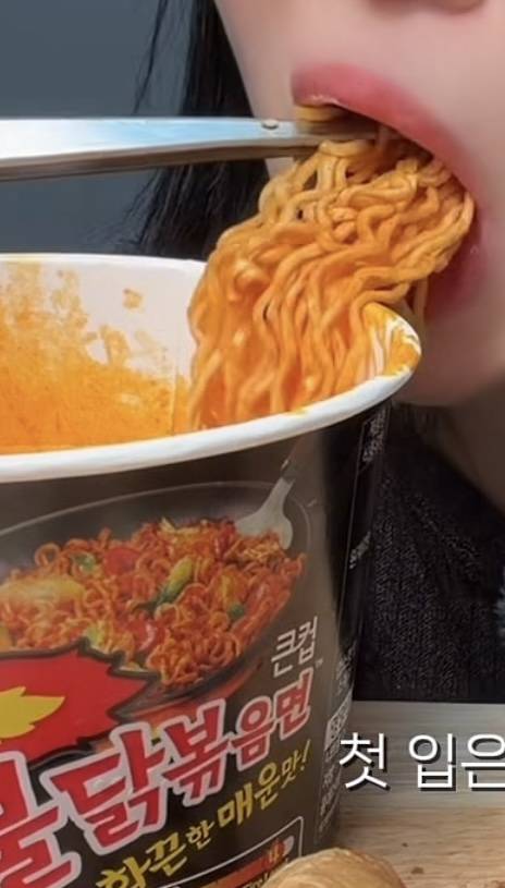 [잡담] 불닭볶음면 컵라면 검은색 상품 . 면 종류가 2가지야?? | 인스티즈