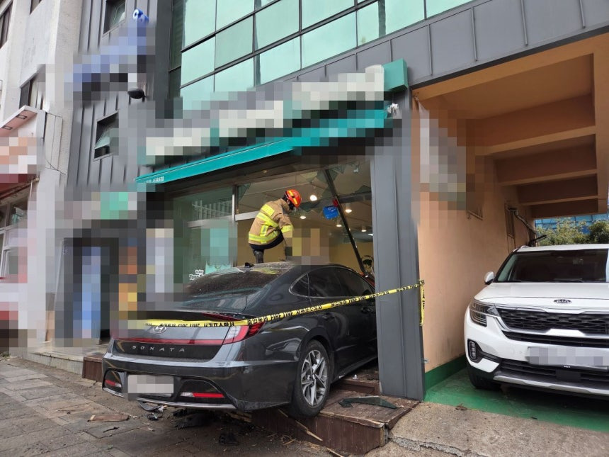 제주서 80대 운전자 돌진 사고… 상가 파손·3명 경상 | 인스티즈