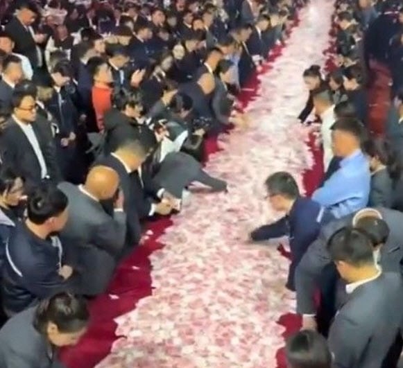'현금 370억' 펼쳐놓고 "센 만큼 가져가=당신 성과금" | 인스티즈