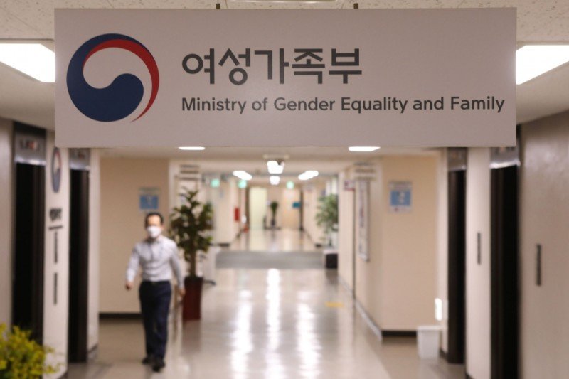 성폭력, 옷차림 때문에 일어난다? 남성 52.1% 동의 | 인스티즈