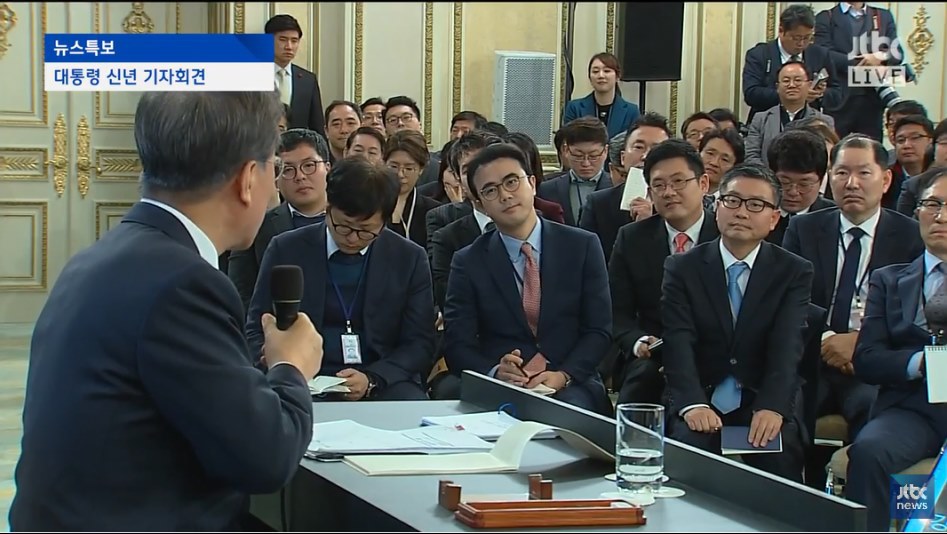 수호랑 인형 들고 나야나!!했던 강원도민일보 남궁창성 기자 | 인스티즈
