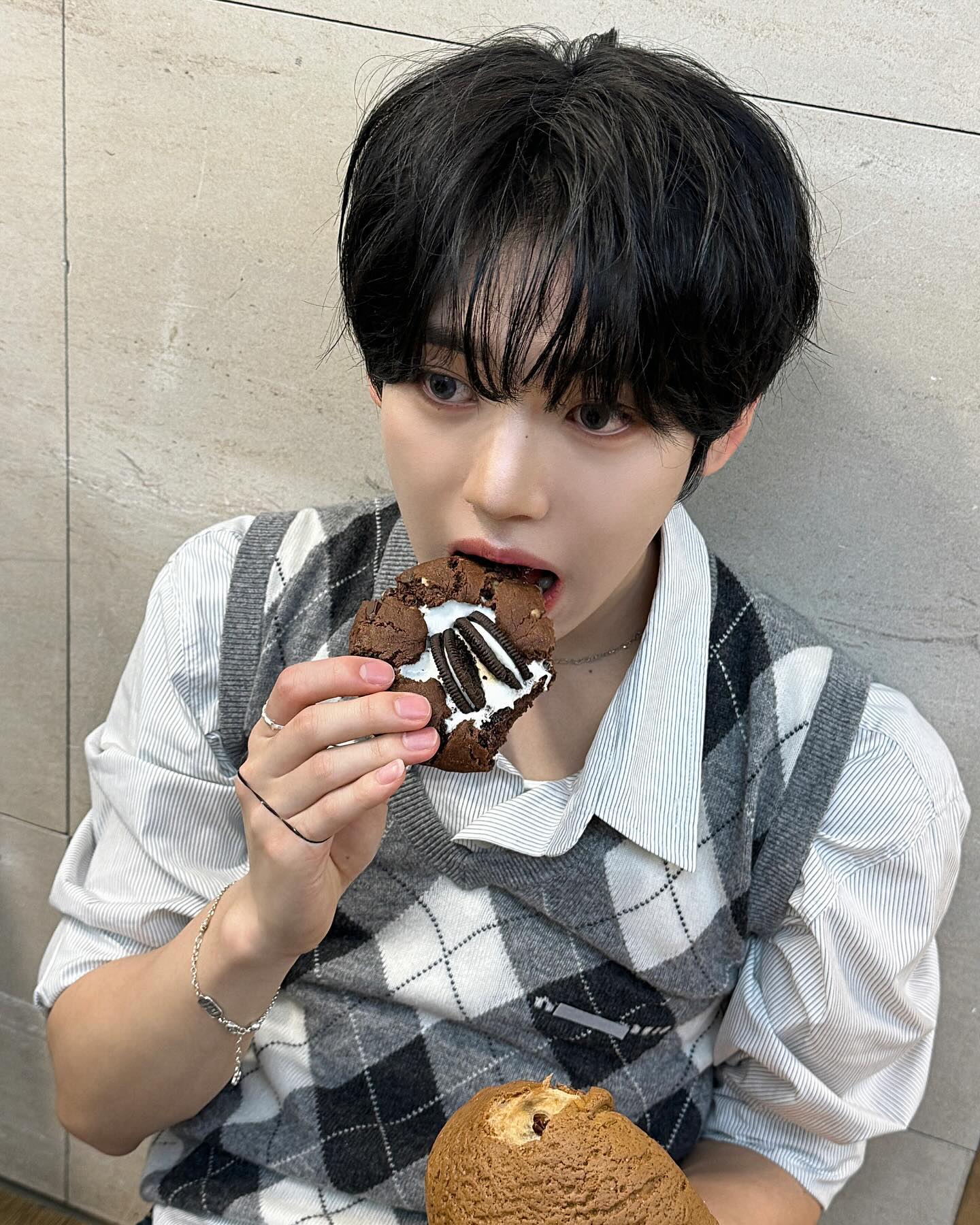 [잡담] 한유진 비하인드 사진 올라오면 매번 아기같은 사진 하나씩 잇다?.. | 인스티즈