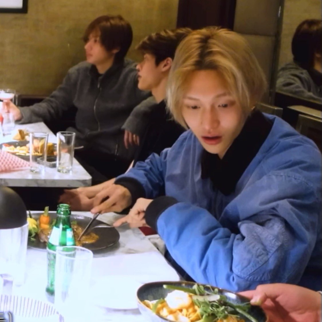 [잡담] 원빈이 음식 먹을 때 사방팔방 기웃댐 | 인스티즈