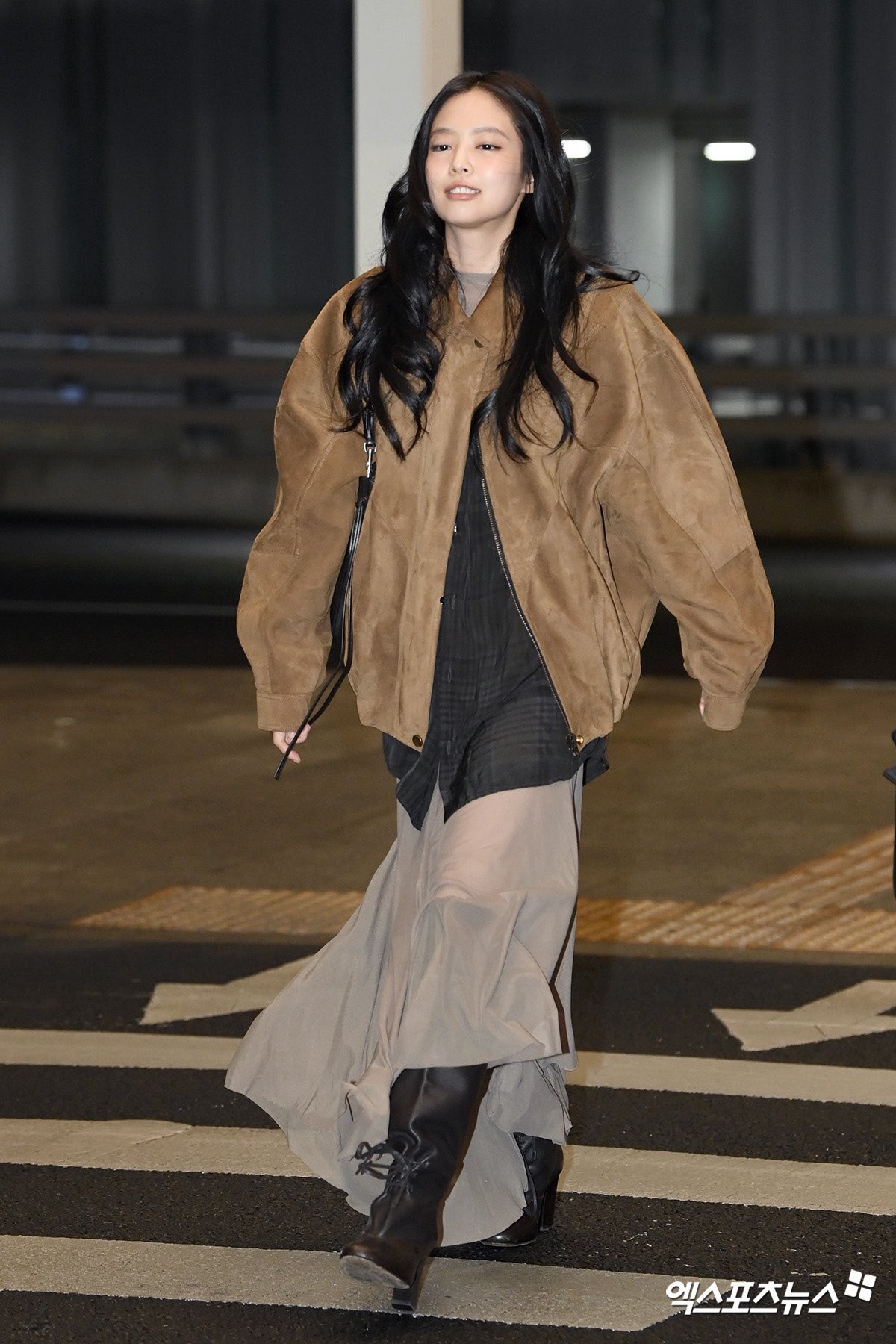 [잡담] 제니 베이지/갈색 의상 입을때도 좋음 (사진많음) | 인스티즈