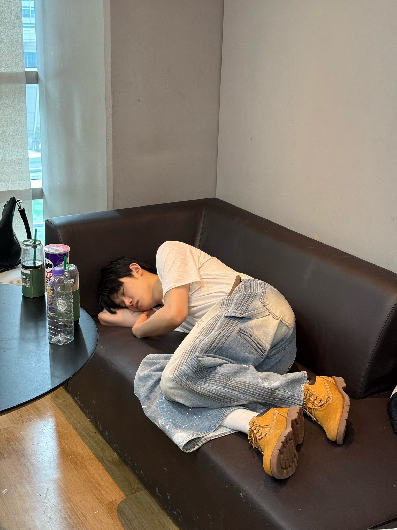 [잡담] 대기실에서 뻗어 자고 있는 투바투인데 | 인스티즈