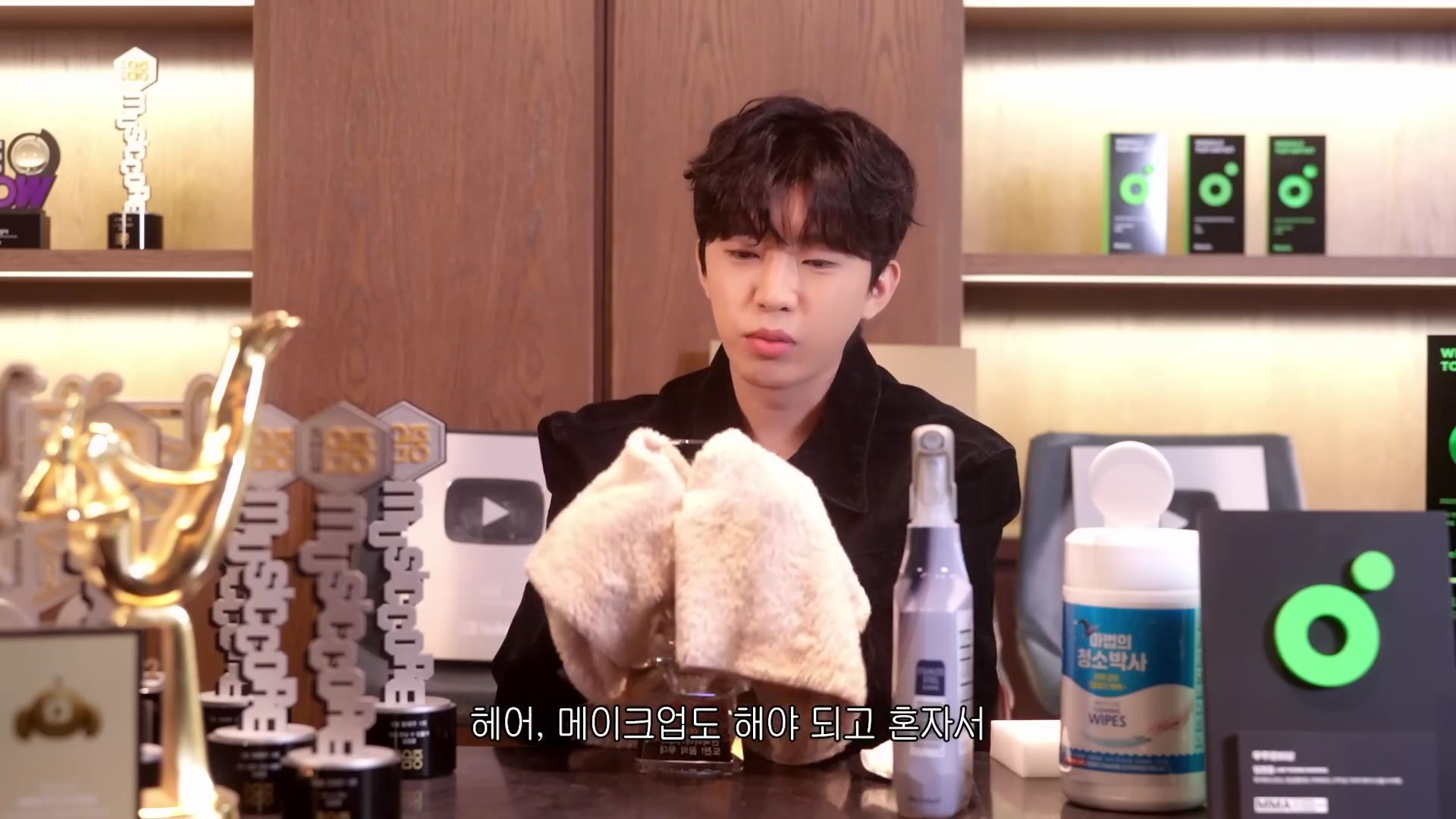 [잡담] 임영웅의 연말..아니 인생정산(?) 트로피 닦기 ASMR | 인스티즈