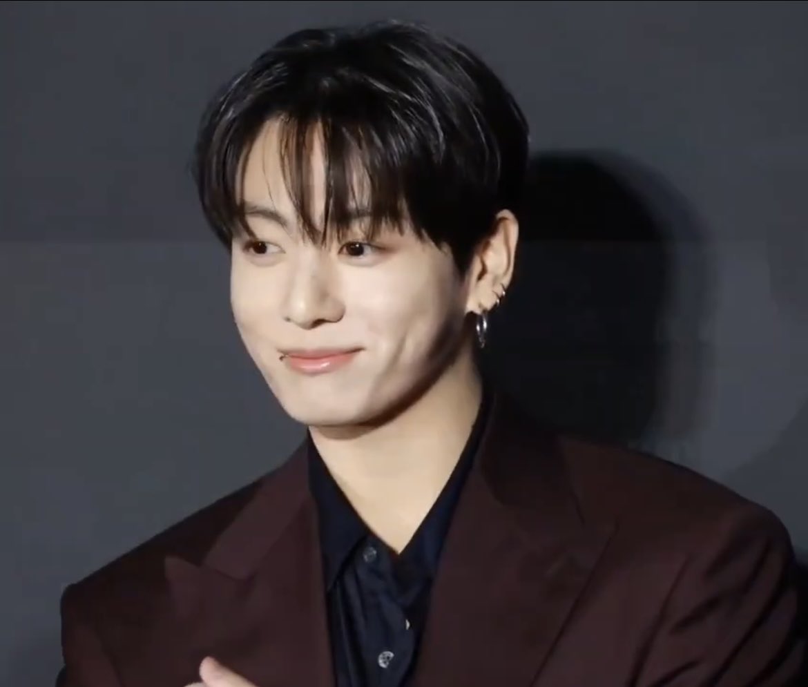 [잡담] 정국 피어싱 개많은데 무대인사 온 배우같음 | 인스티즈