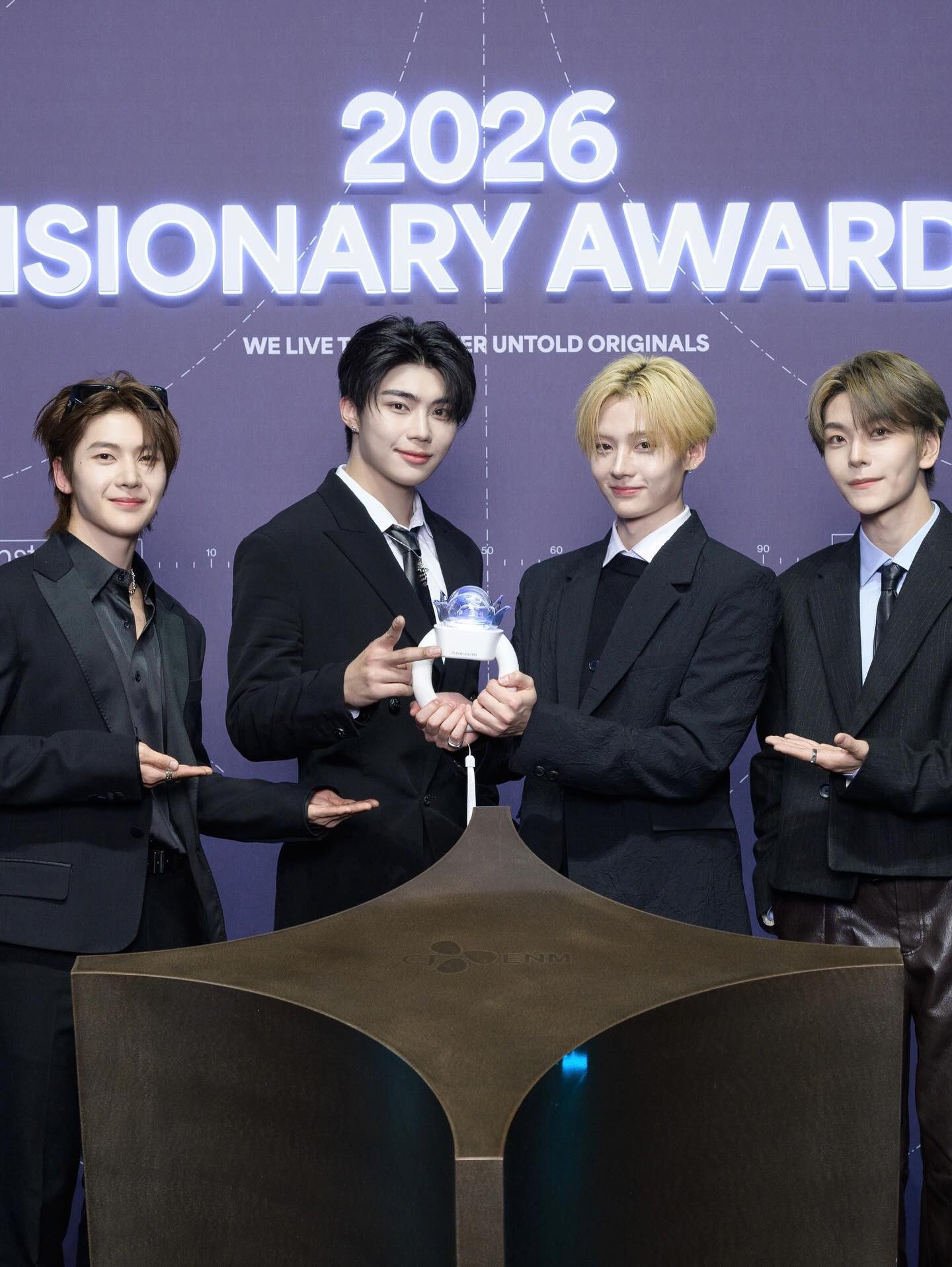 [잡담] 아 나 이거 이상원 박건욱 둘이 같이 로즈봉 들고있는줄 알앗는데 | 인스티즈