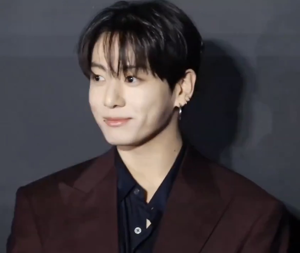 [잡담] 정국 피어싱 개많은데 무대인사 온 배우같음 | 인스티즈