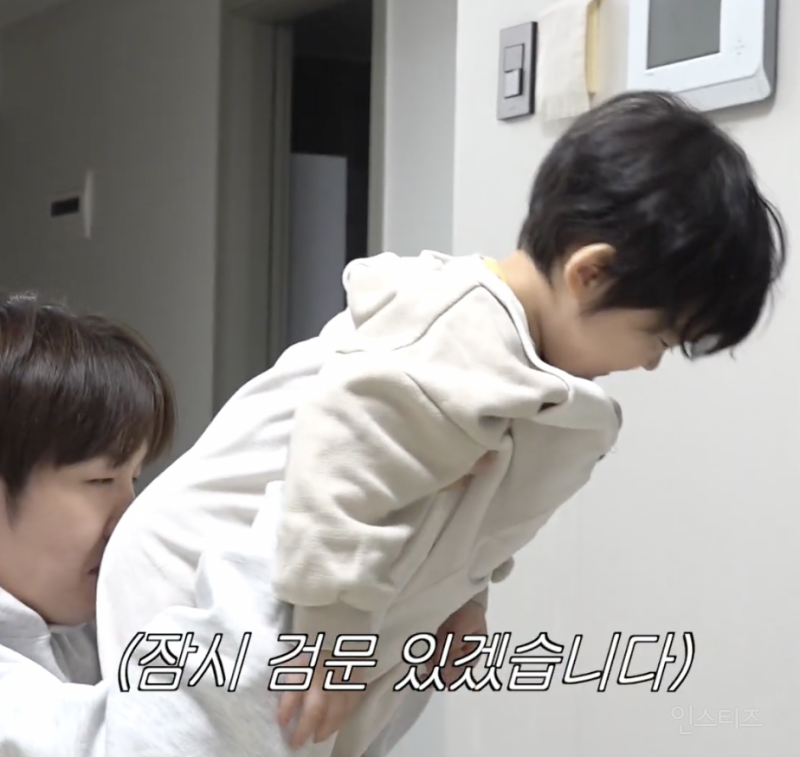 애기 응아에 당황해 하지 않는 청년 존재 | 인스티즈