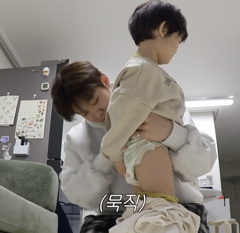 애기 응아에 당황해 하지 않는 청년 존재 | 인스티즈