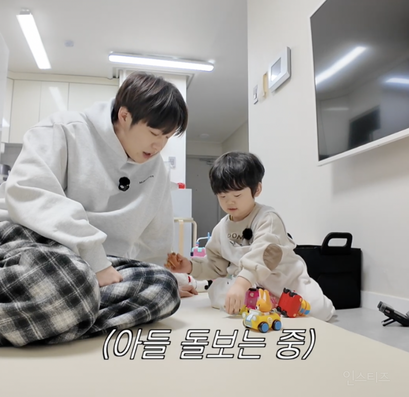 애기 응아에 당황해 하지 않는 청년 존재 | 인스티즈