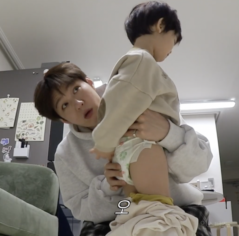 애기 응아에 당황해 하지 않는 청년 존재 | 인스티즈