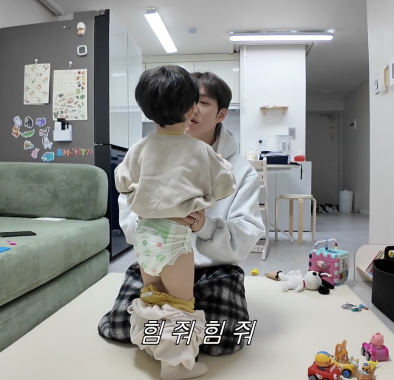 애기 응아에 당황해 하지 않는 청년 존재 | 인스티즈