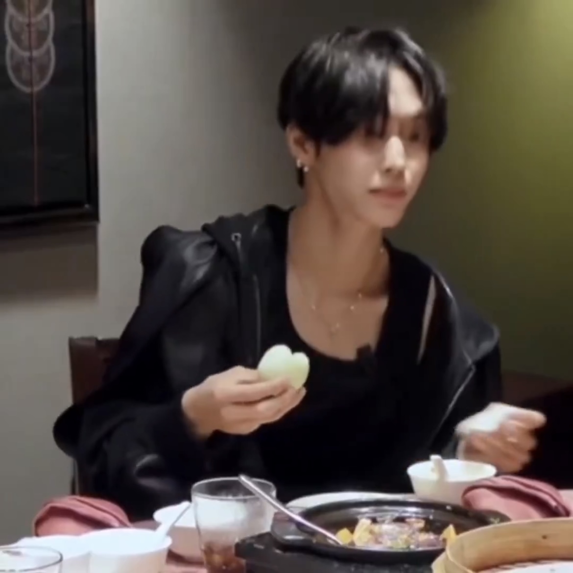 [잡담] 원빈이 음식 먹을 때 사방팔방 기웃댐 | 인스티즈