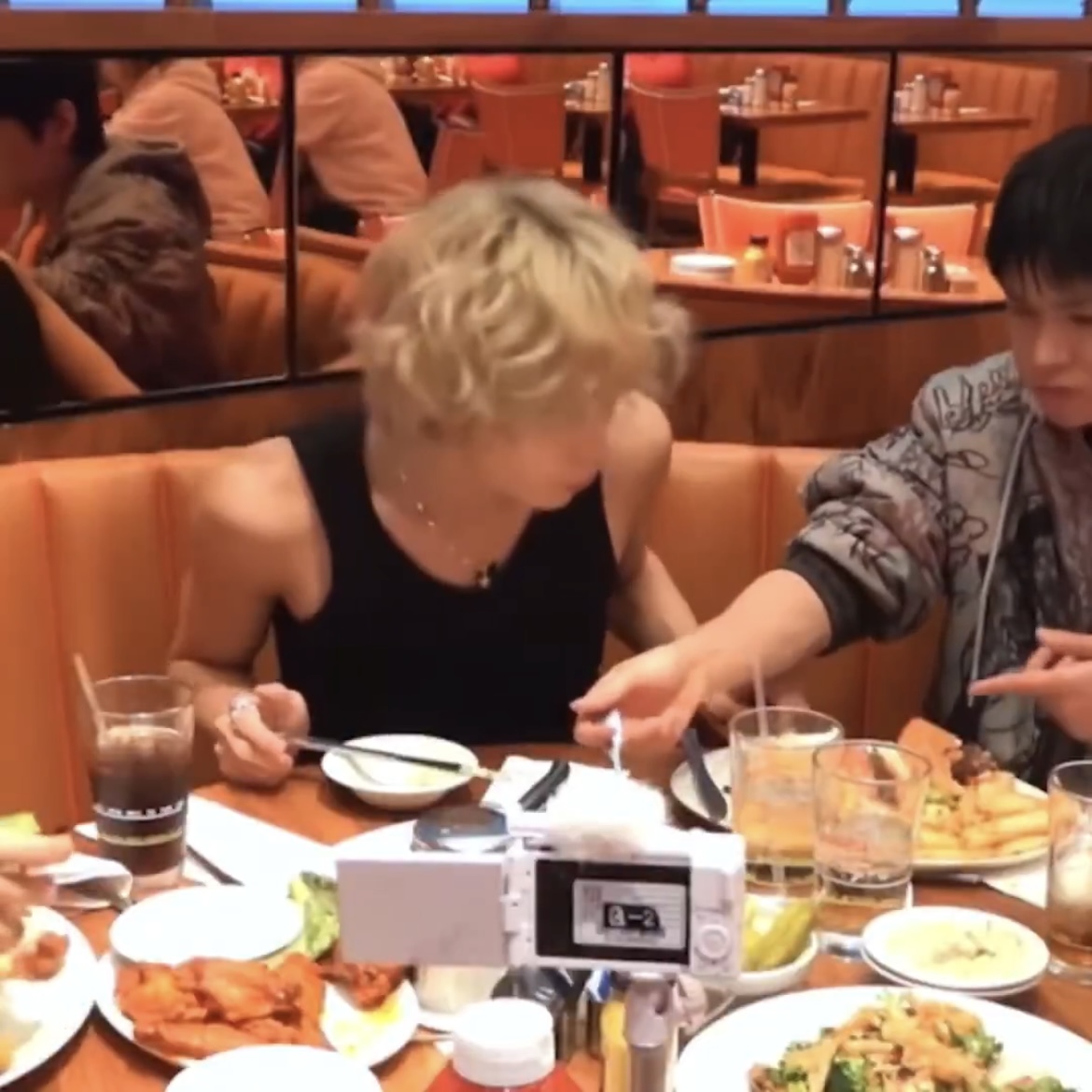 [잡담] 원빈이 음식 먹을 때 사방팔방 기웃댐 | 인스티즈