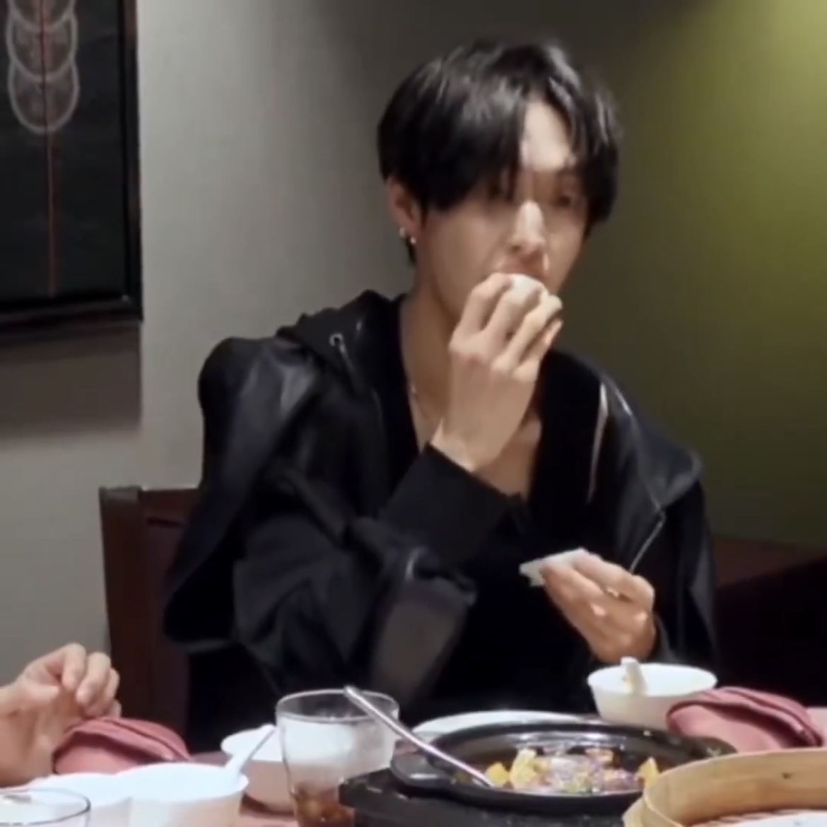 [잡담] 원빈이 음식 먹을 때 사방팔방 기웃댐 | 인스티즈