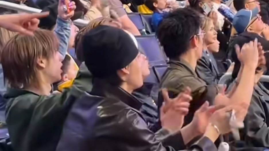 [잡담] LA에서 농구경기 보는 코르티스 | 인스티즈