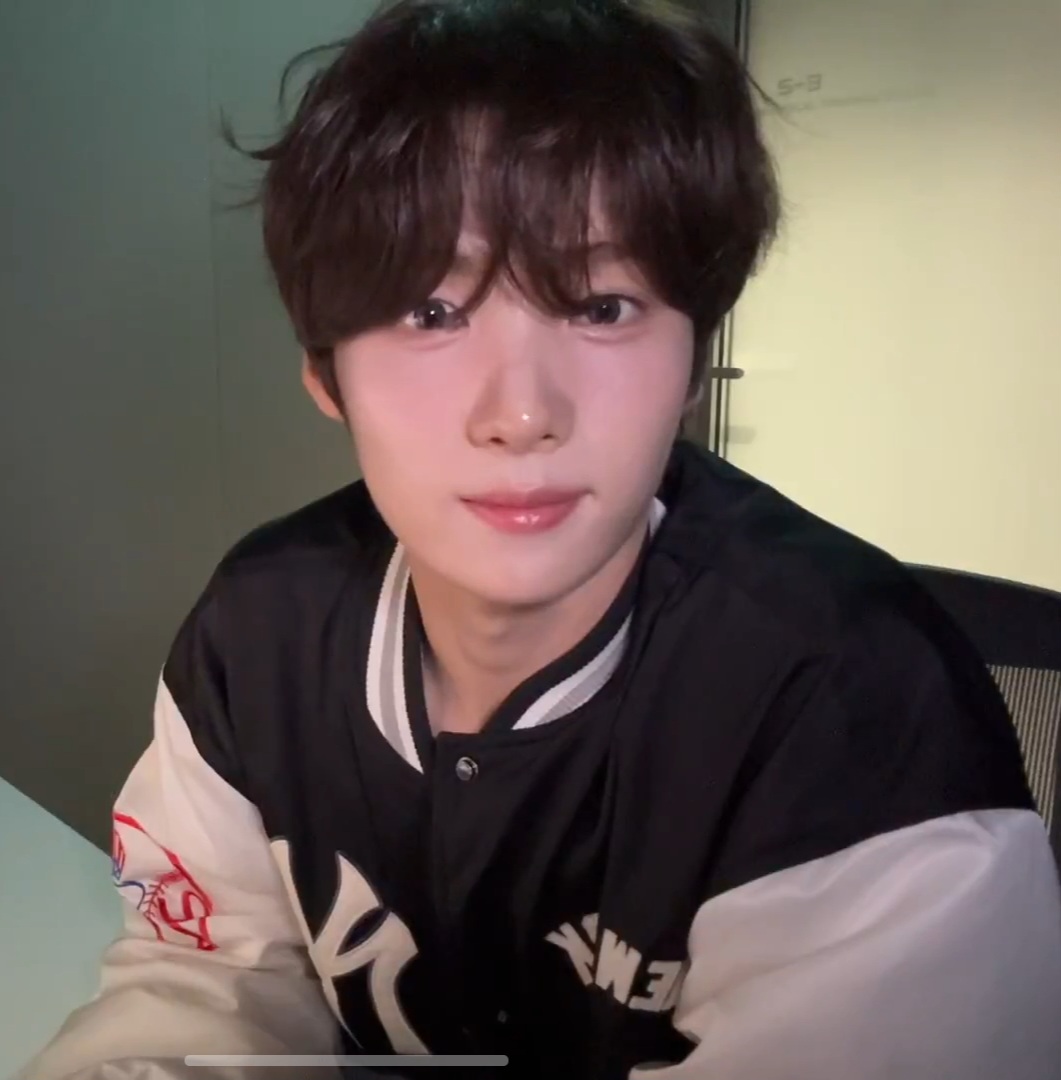 [잡담] 투어스 영재 위버스라이브 왔는데 헤메 너무 이쁨 | 인스티즈