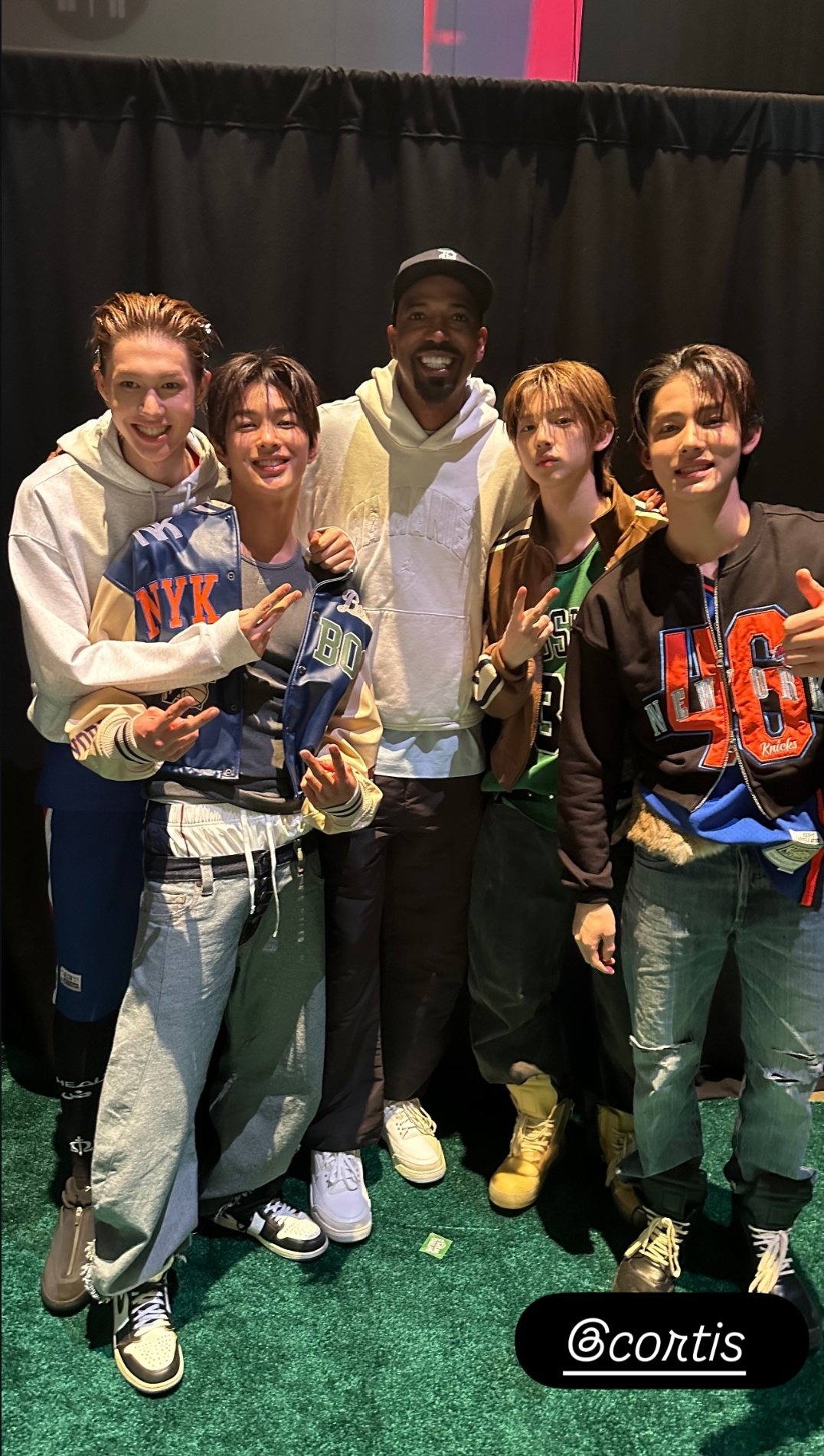 [잡담] 코르티스 마틴 본인보다 큰 사람이랑 사진 찍은거 첨봐 | 인스티즈