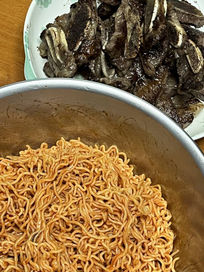 [잡담] 회사에서 받은 갈비 구워서 비빔면이랑 먹었당 | 인스티즈