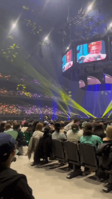 [잡담] 지디 일본 팸미도 한달전에 공지했는데 4층까지 꽉 찼다! | 인스티즈