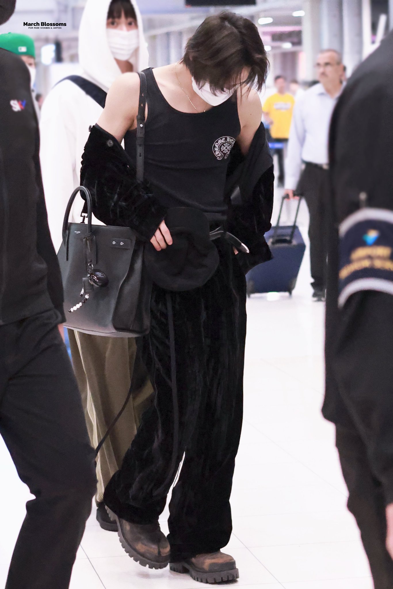 [잡담] 원빈이 방콕 도착하자마자 더워서 벗었꾸마 | 인스티즈