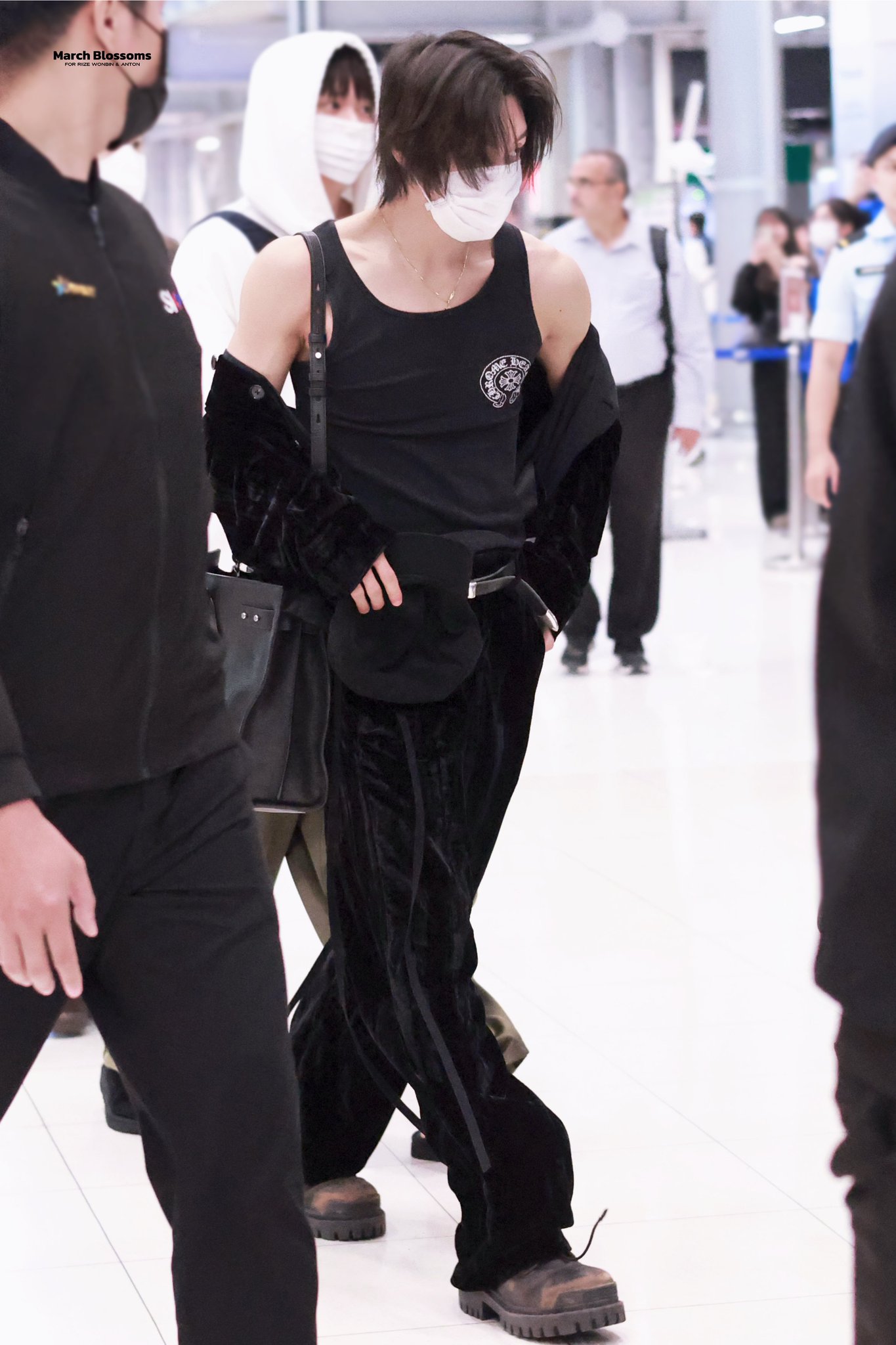 [잡담] 원빈이 방콕 도착하자마자 더워서 벗었꾸마 | 인스티즈