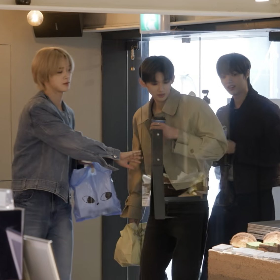 [잡담] 와씨 머리랑 비상등이랑 한뼘 차이나는 것 봐 | 인스티즈