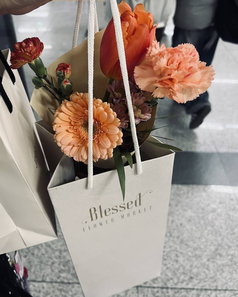 [잡담] 오늘 야근하고 남친집 가는 길에 꽃 샀어!! | 인스티즈