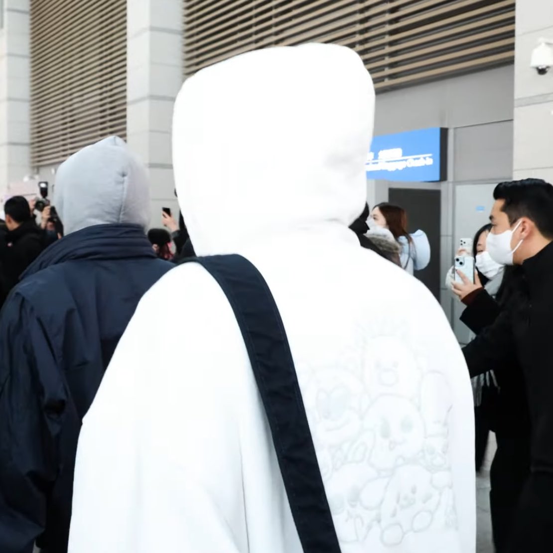 [잡담] 송은석 엠디 입고 다니는 거 미치겠네 | 인스티즈